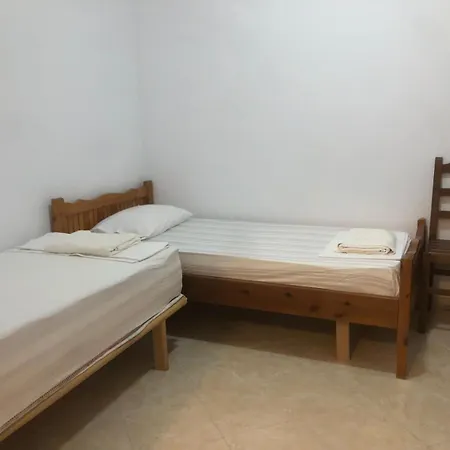 Ylli Apartament Apartmán Qëparo